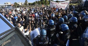 manifestanti-acqua-manganelli-salvini