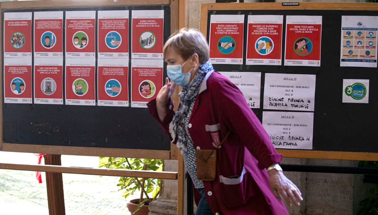 Scuole riaprono per la maturità 2020: parla la Azzolina