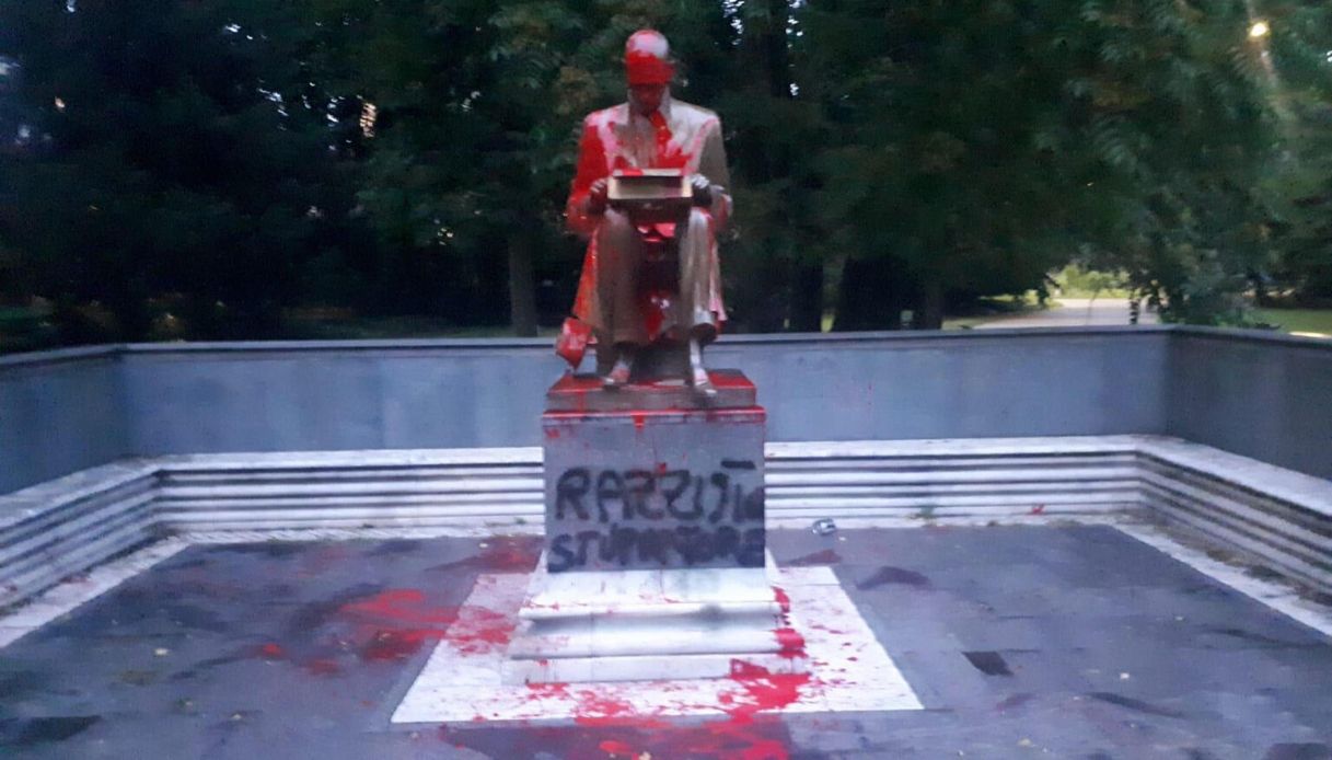 Statua di Indro Montanelli imbrattata