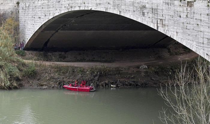 Elicottero cade nel Tevere vicino Roma