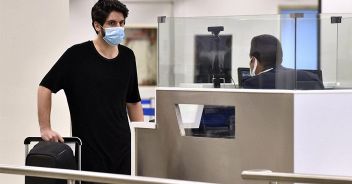 Coronavirus, Crisanti sui casi dall'estero i rischi per l'Italia