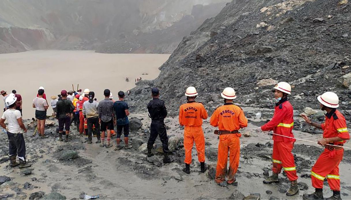 Frana in Myanmar: oltre 100 morti. Le immagini