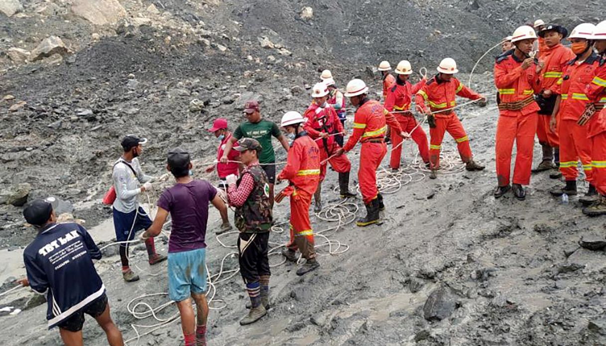 Frana in Myanmar: soccorsi complicati dalla pioggia