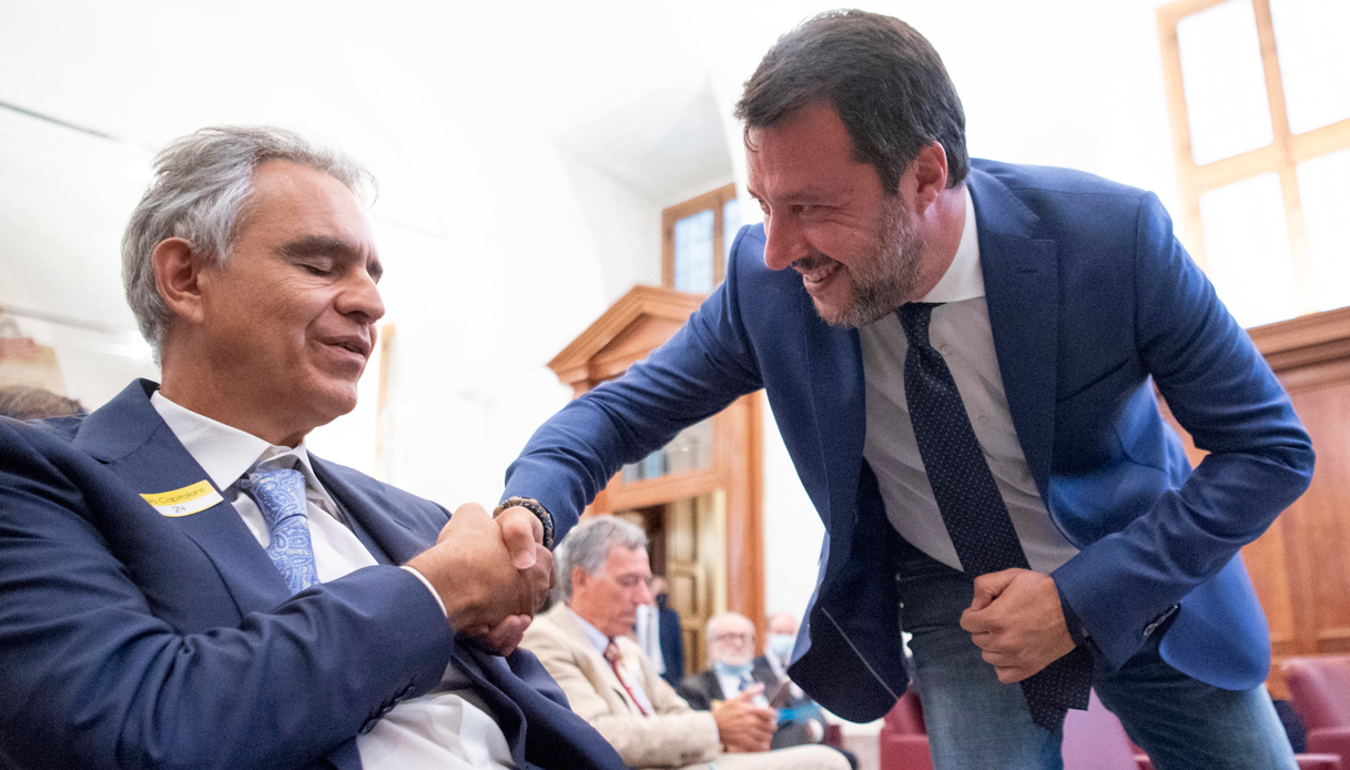 Salvini: "Il saluto con il gomito è la fine della specie umana"