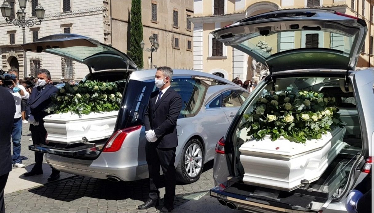 Terni, ragazzi morti. Funerali l'omelia e il dolore dei genitori Terni, ragazzi morti. Funerali l'omelia e il dolore dei genitori