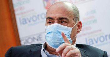 Zingaretti: 'Ci sono scellerati che si tolgono la mascherina'