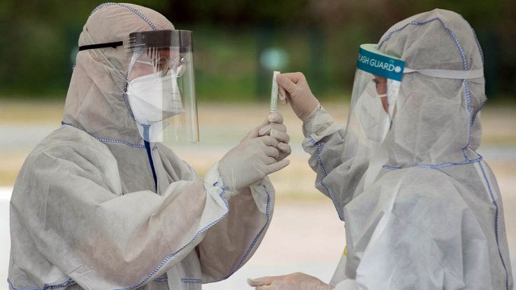 Covid, prelievi di saliva collettivi a scuola: l'idea di ...