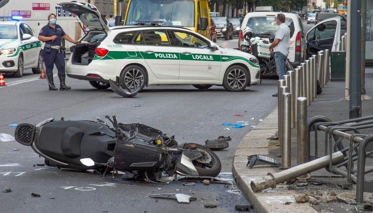 Milano, scontro tra autobus e moto: un ferito