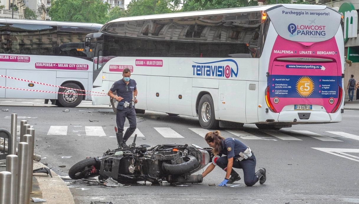 Milano, scontro tra autobus e moto: un ferito