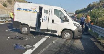 Foggia, assalto a portavalori: spari e auto a fuoco. A14 bloccata