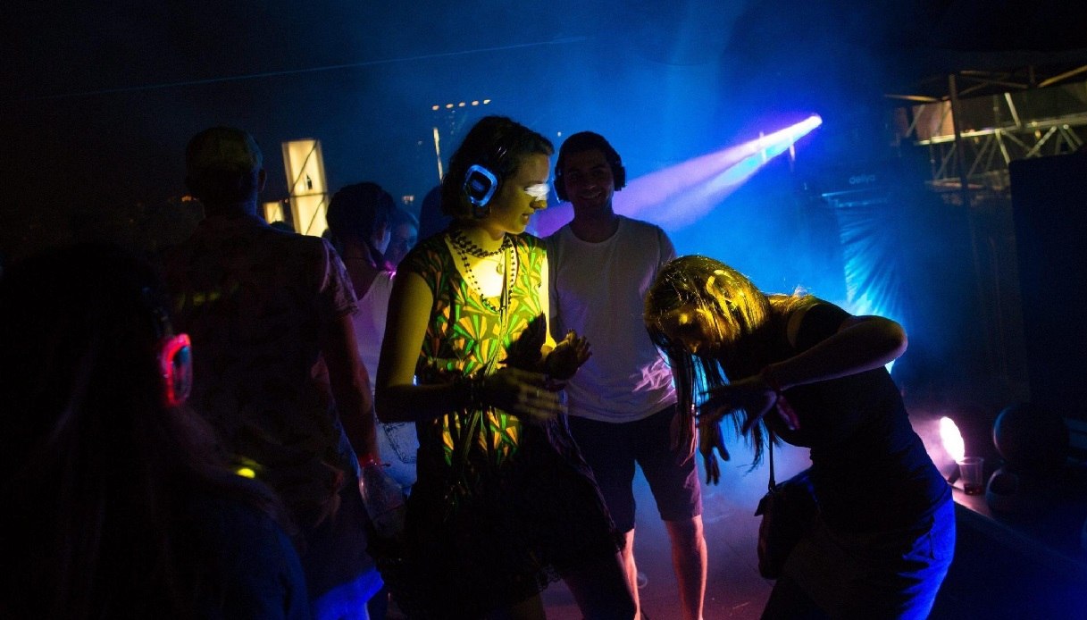 Coronavirus, rave party a Cremona: oltre mille giovani, il caso