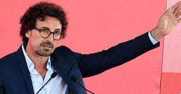 Toninelli riaccende la lite con Salvini: il duro attacco in tv