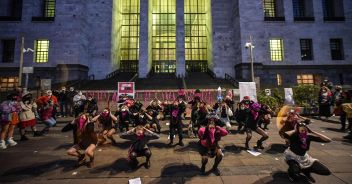 Milano, protesta contro sconto della pena per violenza sessuale