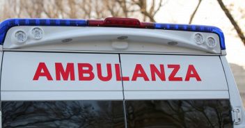 Rimini, tredicenne cade dal secondo piano dell'hotel e muore