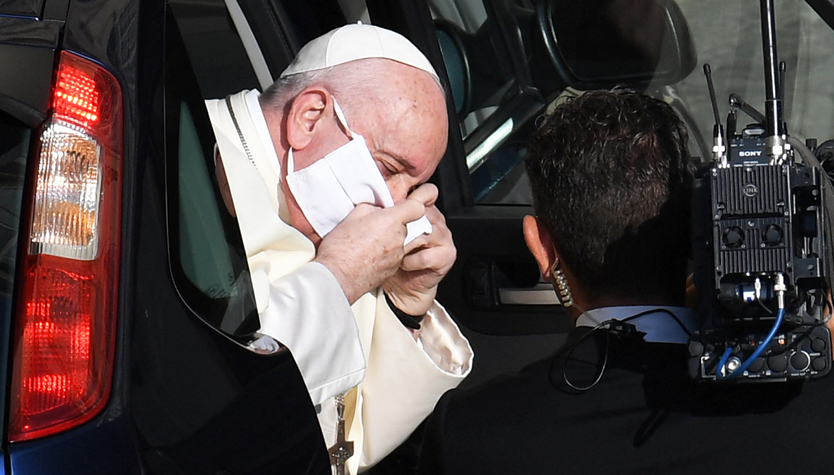 Papa Francesco con mascherina e mani igienizzate