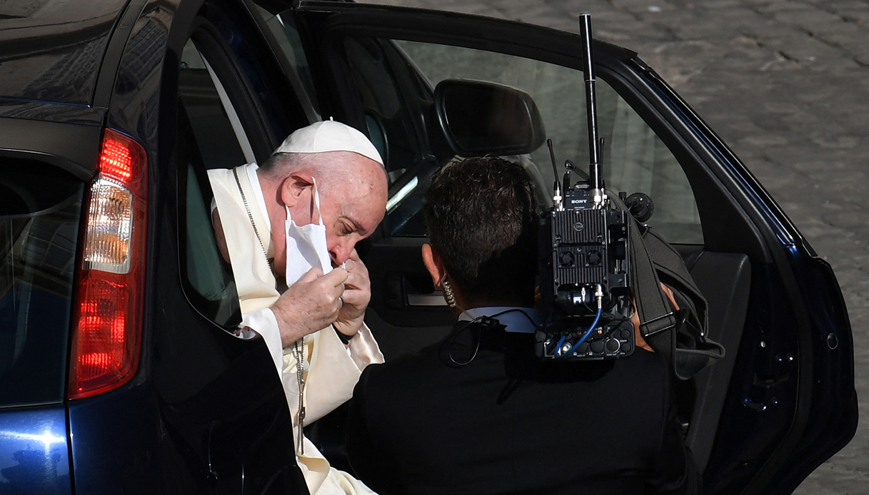 Papa Francesco distante dai fedeli