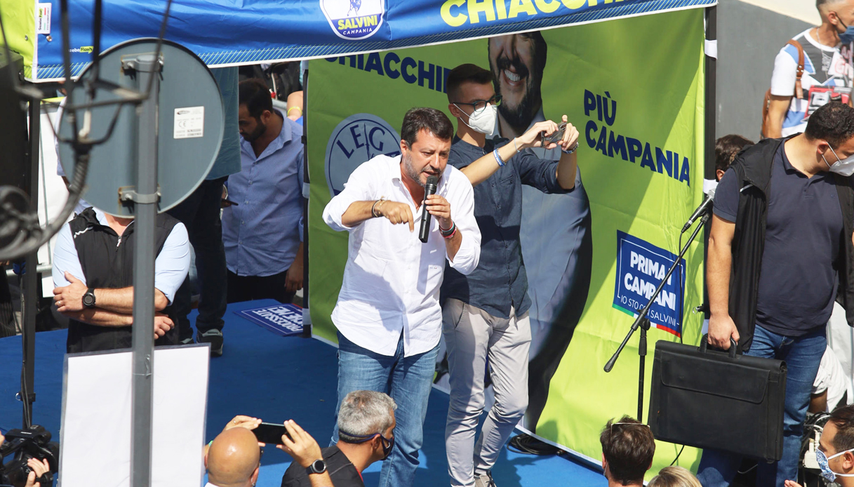 Salvini contestato, fischi e lancio di pomodori