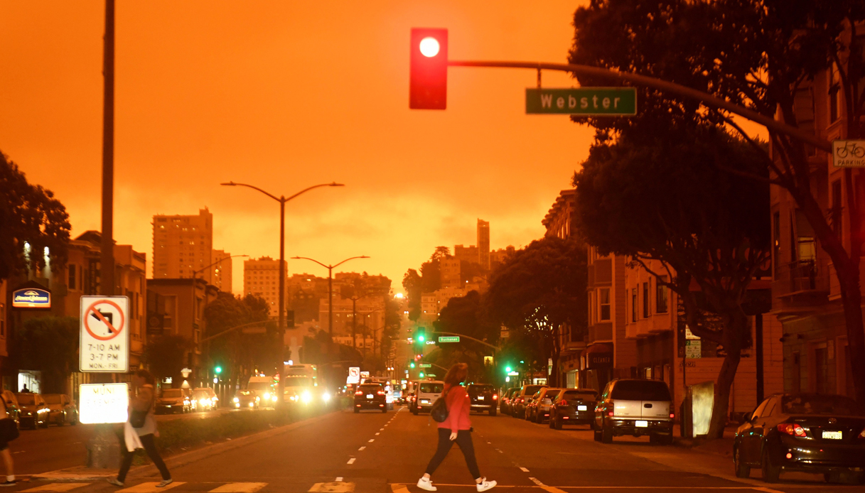 Atmosfera apocalittica a San Francisco. Il cielo è rosso