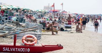 Torvaianica, agguato in spiaggia: colpi di pistola, c'è un ferito