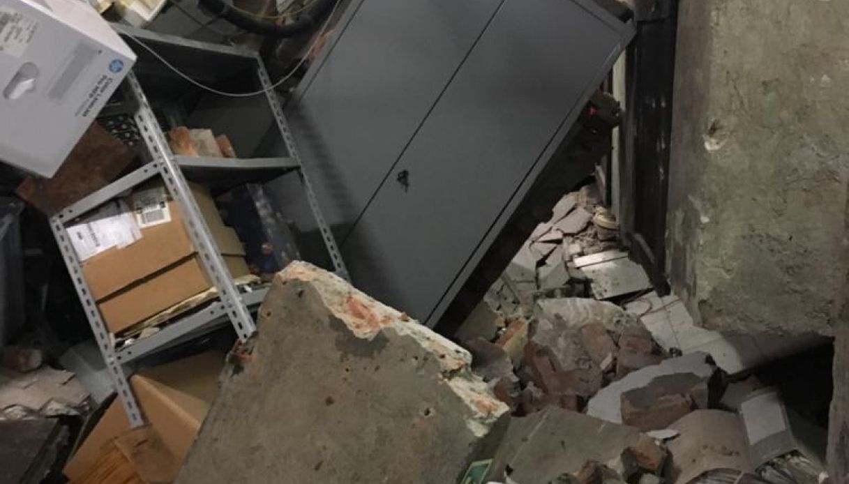Crollo cantine: palazzi evacuati a Milano. C'è anche Klaus Davi 