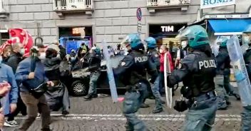 Napoli, nuovi scontri: bombe carta e bottiglie contro agenti