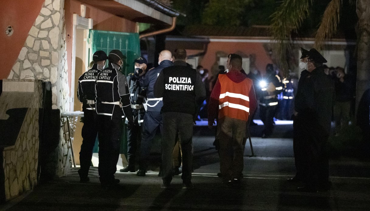 Roma, demolizioni al via per le villette abusive dei Casamonica
