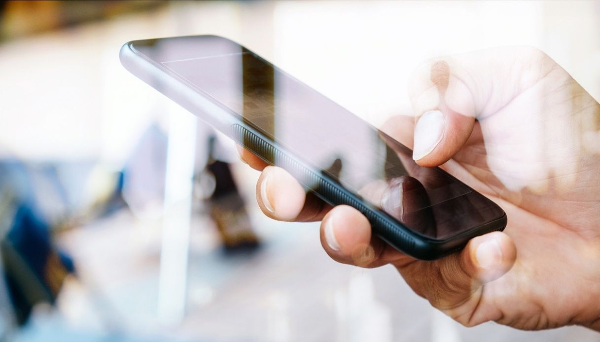 Coronavirus, nascondigli preferiti e regole: gli smartphone Coronavirus, nascondigli preferiti e regole: gli smartphone