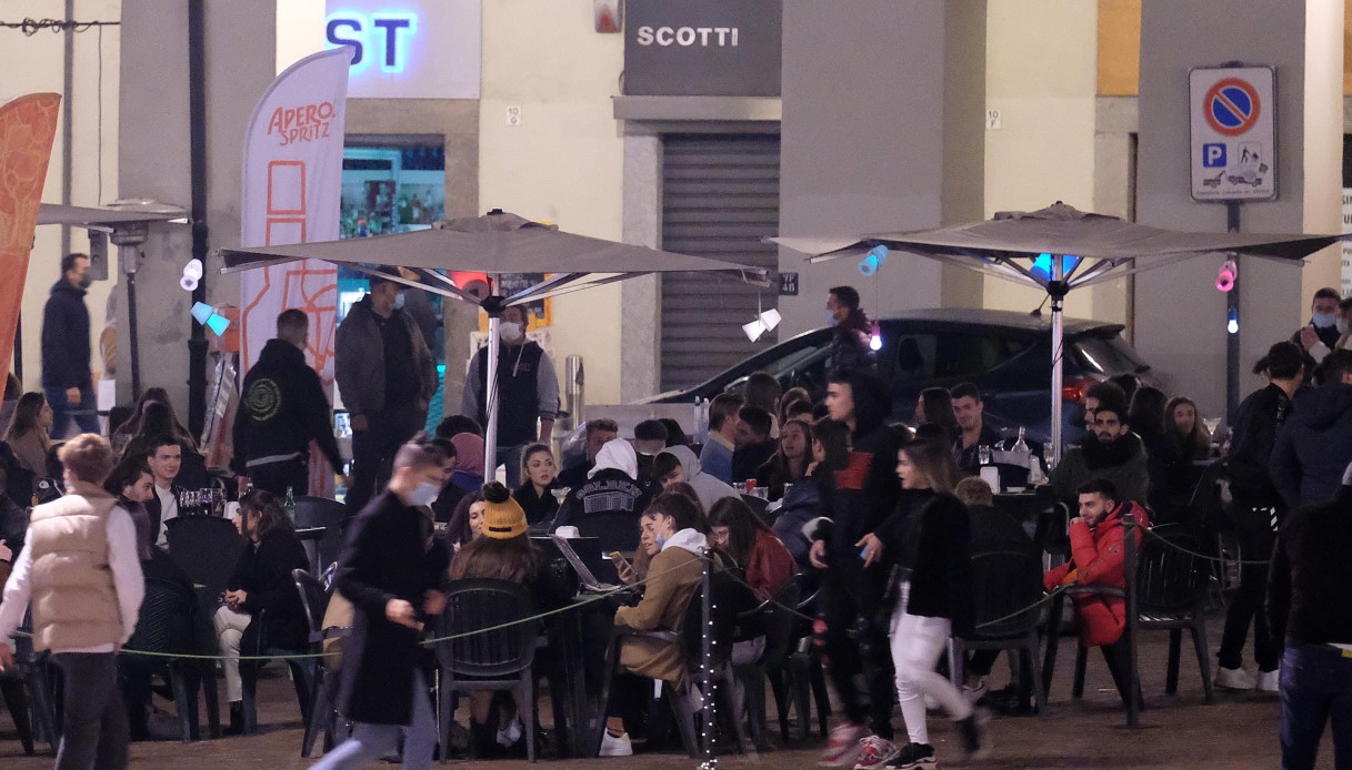 Covid, il rischio di essere contagiati ad una cena: lo studio