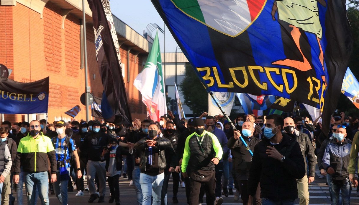 Derby Inter-Milan, assembramenti fuori da San Siro