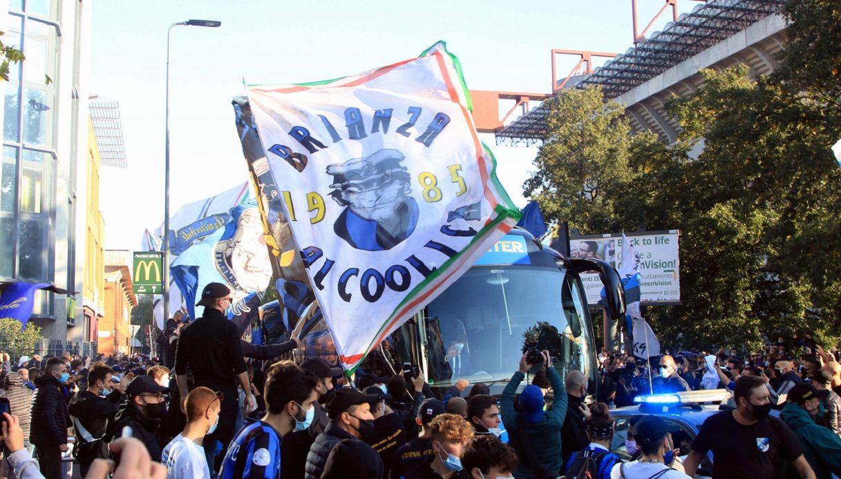 Assembramenti fuori da San Siro prima del derby Inter-Milan