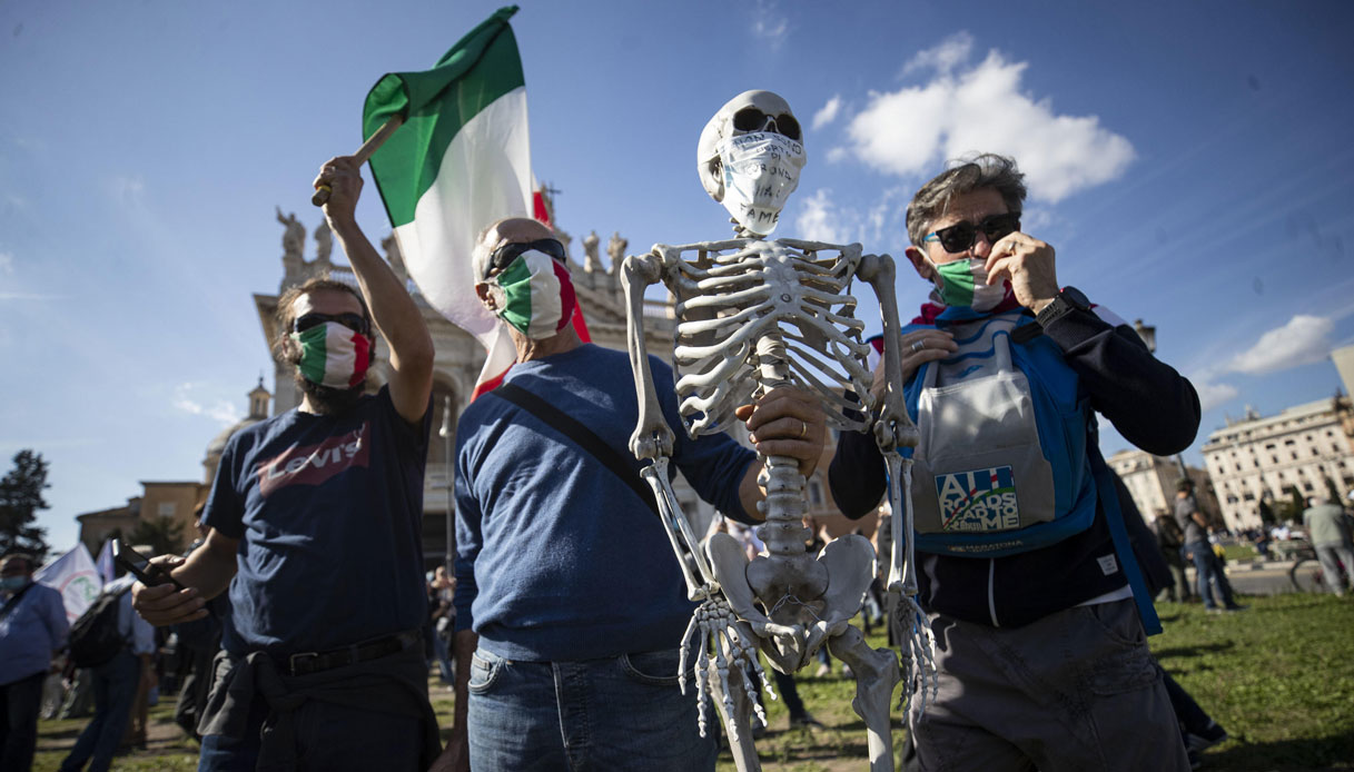 Covid, tensioni a Roma per la marcia dei negazionisti no-mask