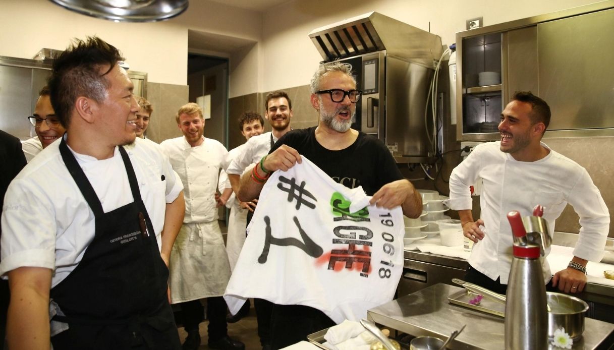 Massimo Bottura nella cucina dell'Osteria Francescana, nel 2018