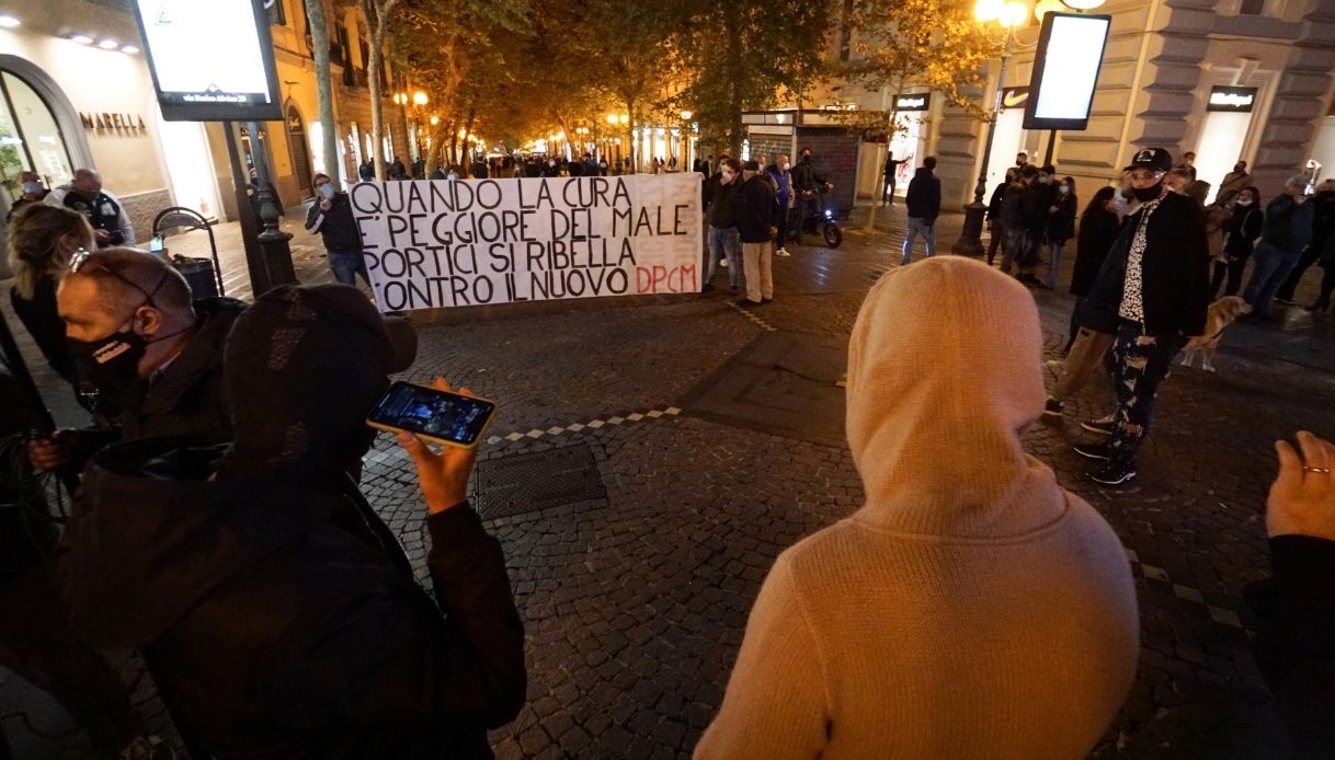 Napoli, Nuova Protesta: In Duemila Contro Le Misure Del Dpcm ...