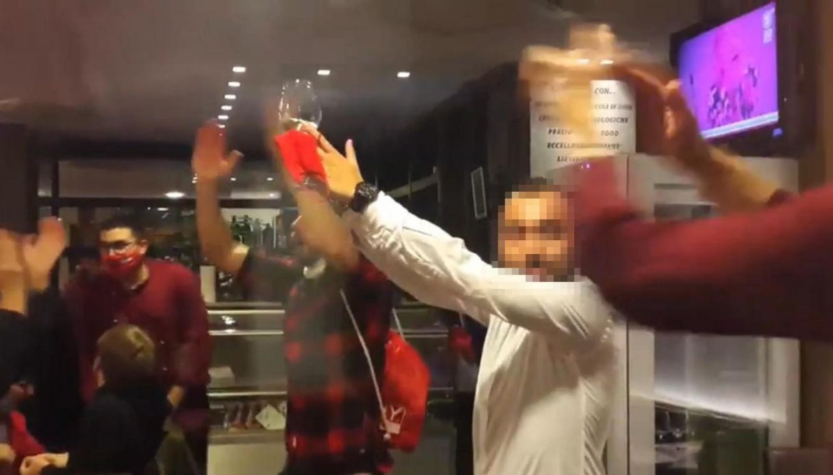 Pesaro, in 90 a cena contro il Dpcm: la protesta di un ristoratore