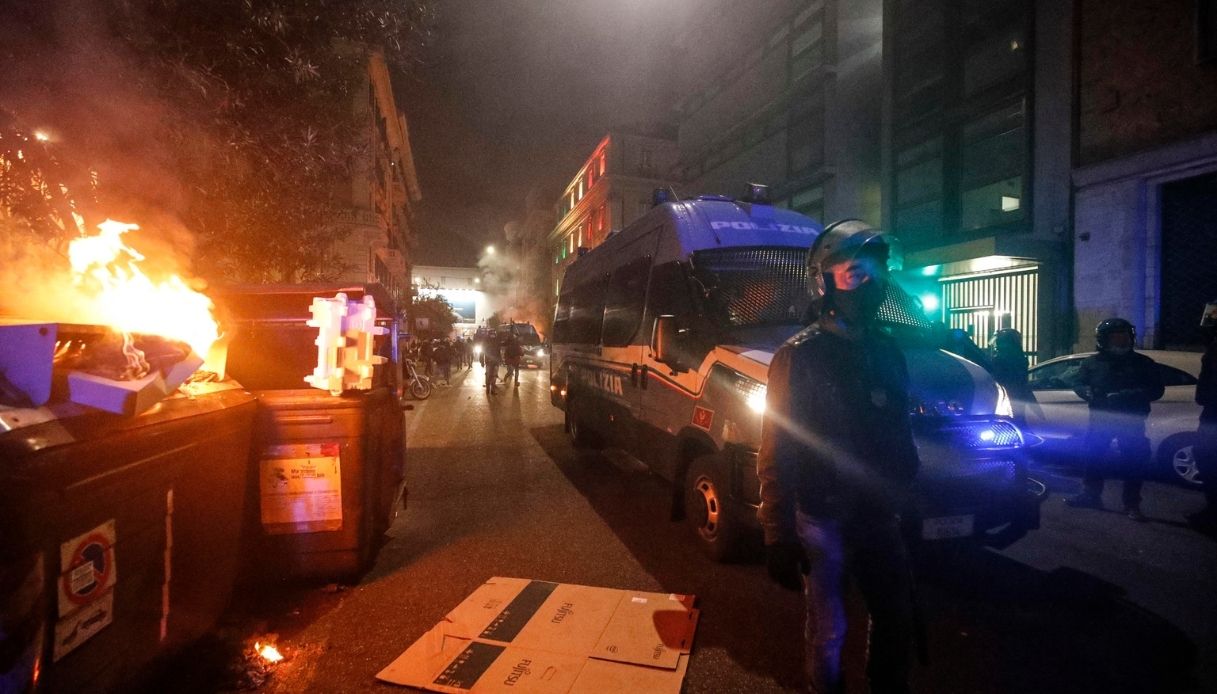 Covid, scontri a Roma: cassonetti incendiati e bombe carta