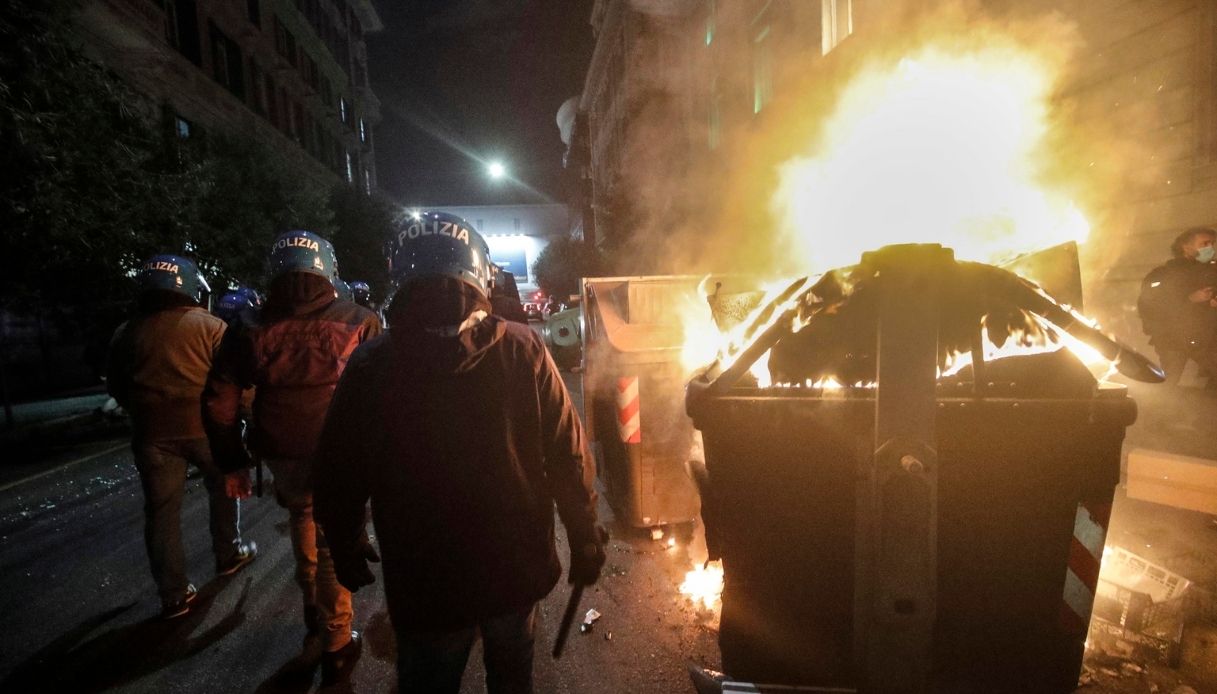 Scontri a Roma per le misure anti Covid: le immagini