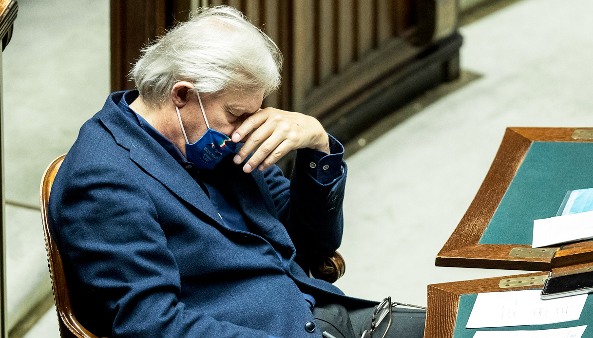 Sgarbi addormentato, la foto è subito virale