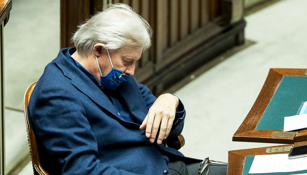 Vittorio Sgarbi si addormenta durante il discorso di Conte