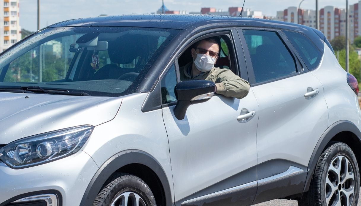 Mascherine in auto, quando indossarle e con chi: le regole