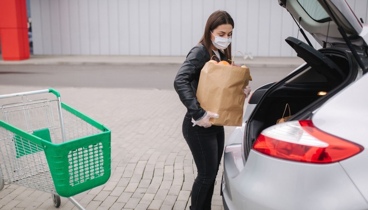 Mascherine in auto, quando indossarle e con chi: le regole