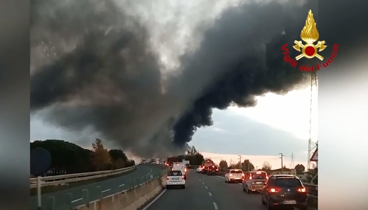 Autocisterna a fuoco in superstrada FiPiLi