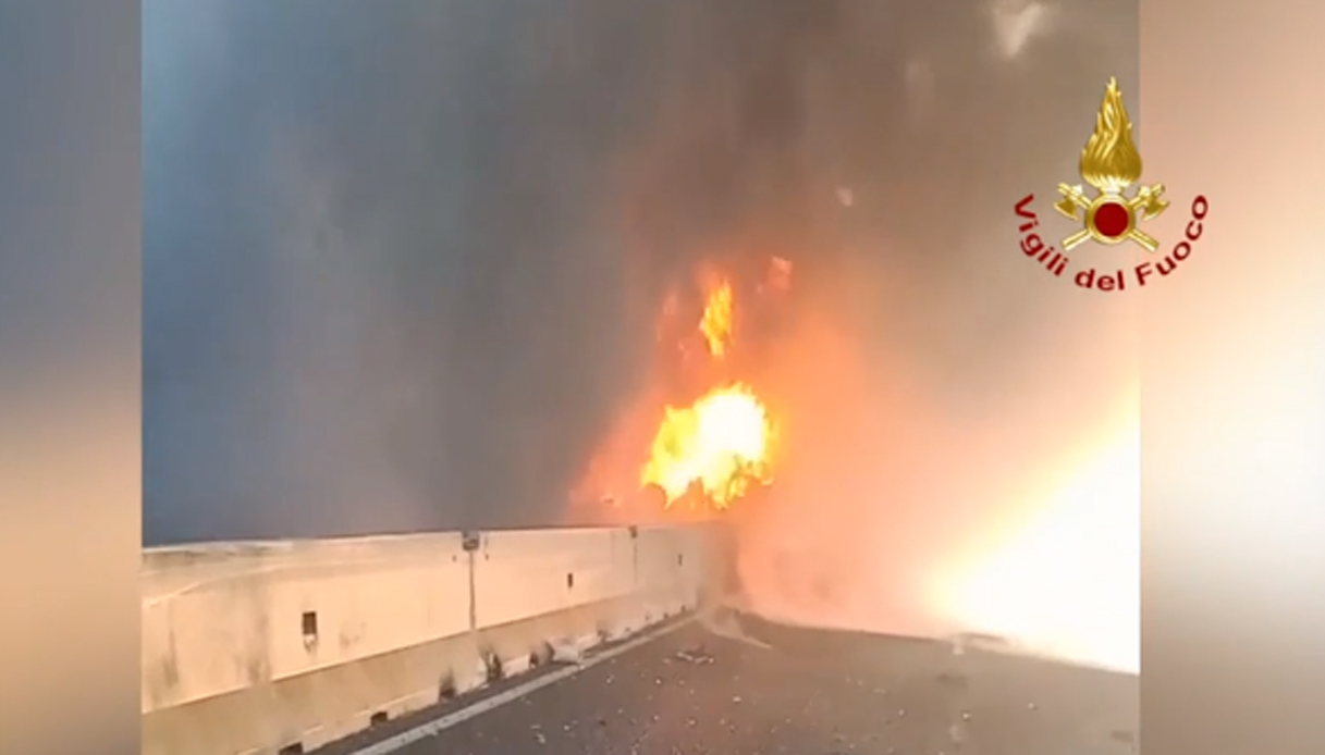 Autocisterna a fuoco, enorme colonna di fumo