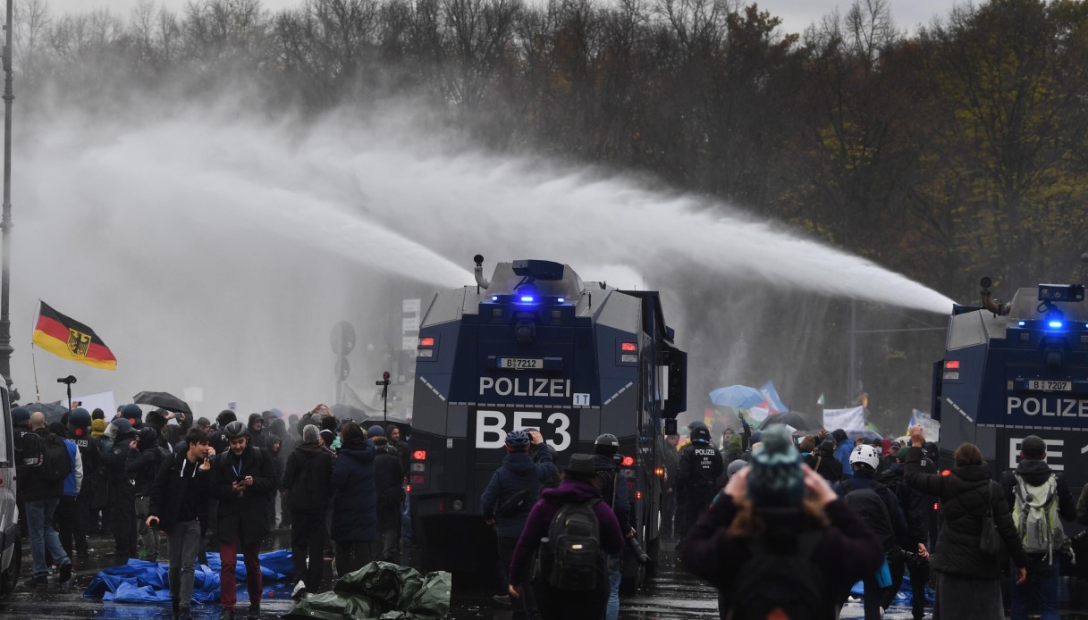 Covid, proteste a Berlino: no mask in piazza