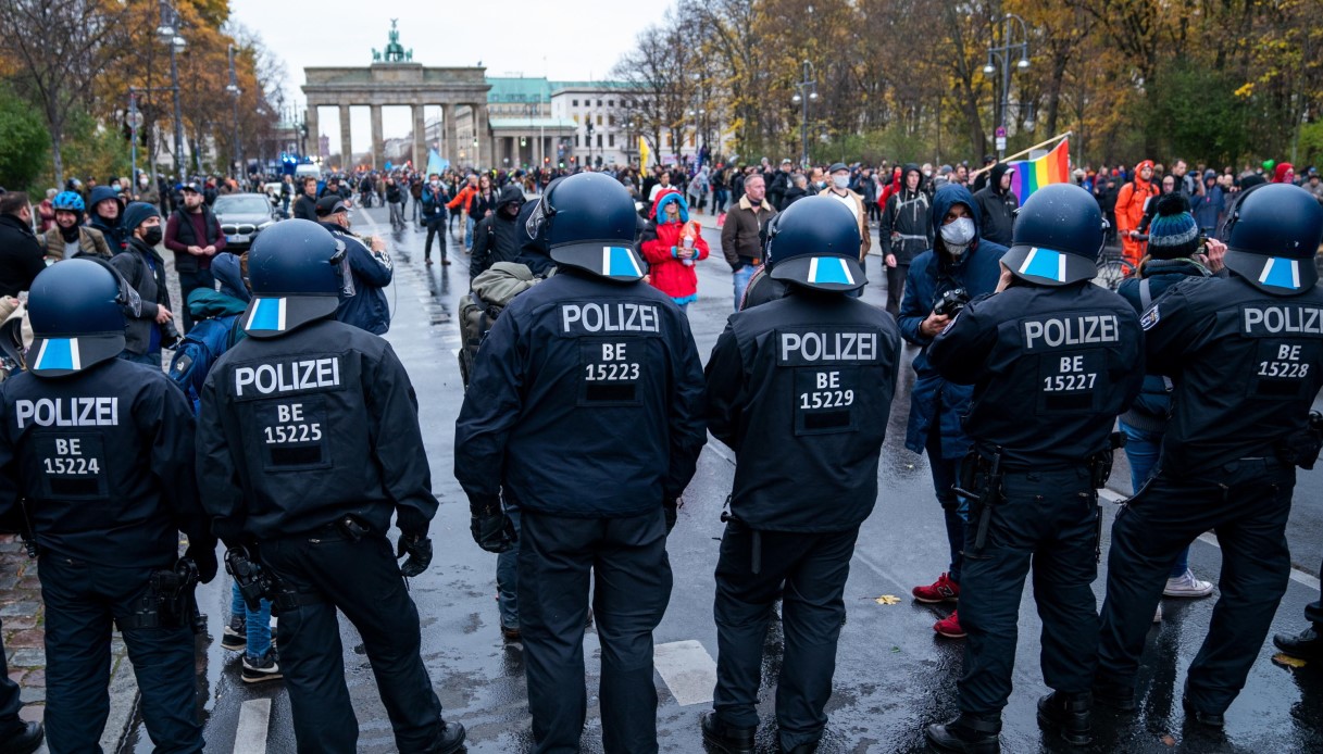 Covid, proteste a Berlino davanti al parlamento