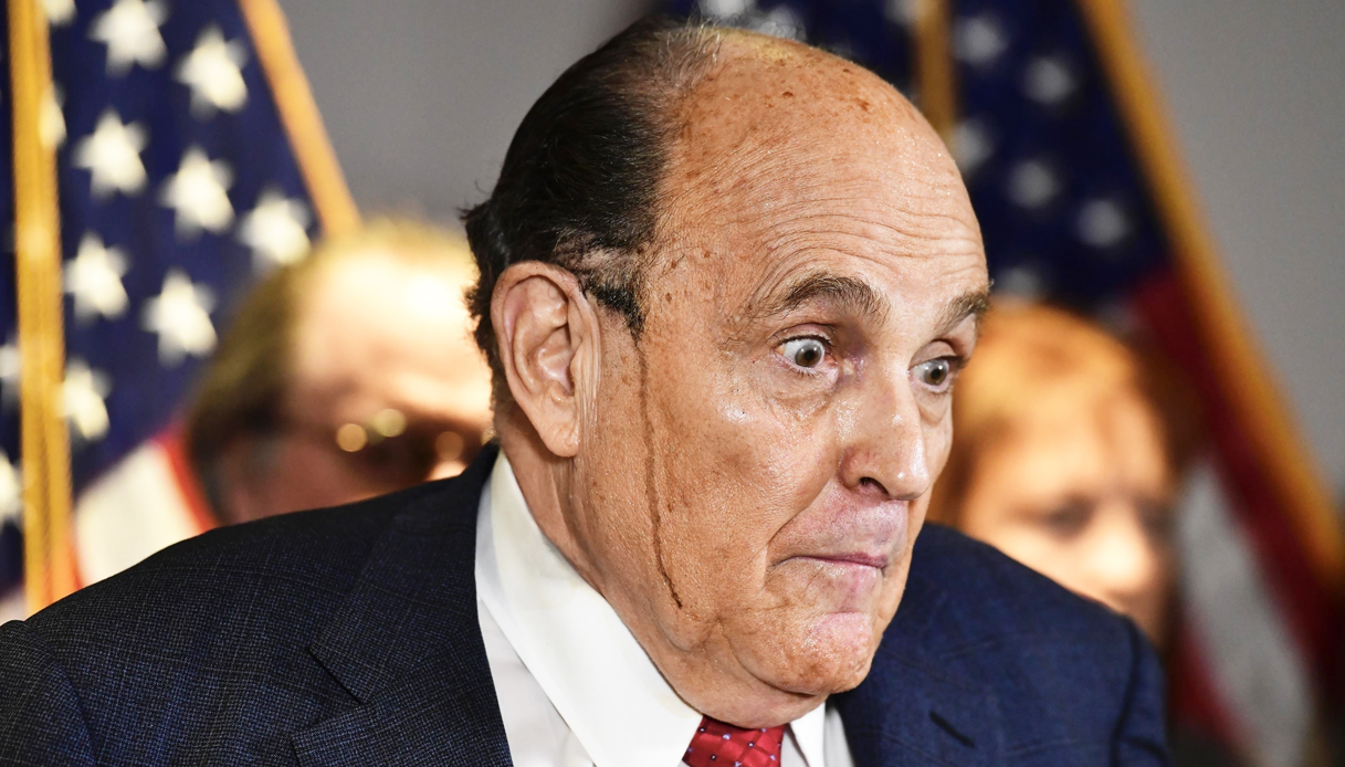 Imbarazzo per Rudy Giuliani, fuoriprogramma in conferenza stampa