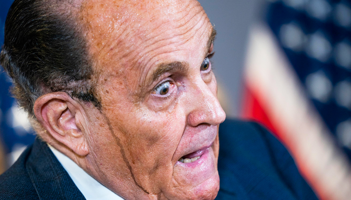 Giuliani e la tinta colata: le immagini diventano virali