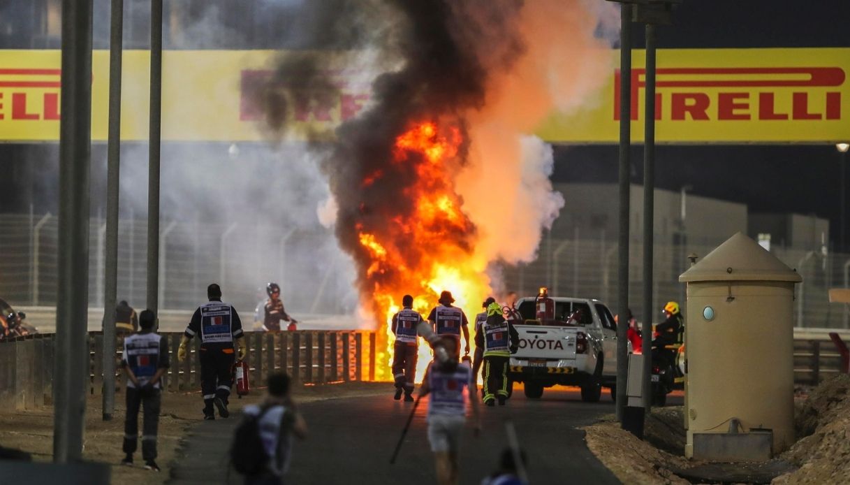 Formula 1, brutto incidente al Gp: a fuoco l'auto di Grosjean