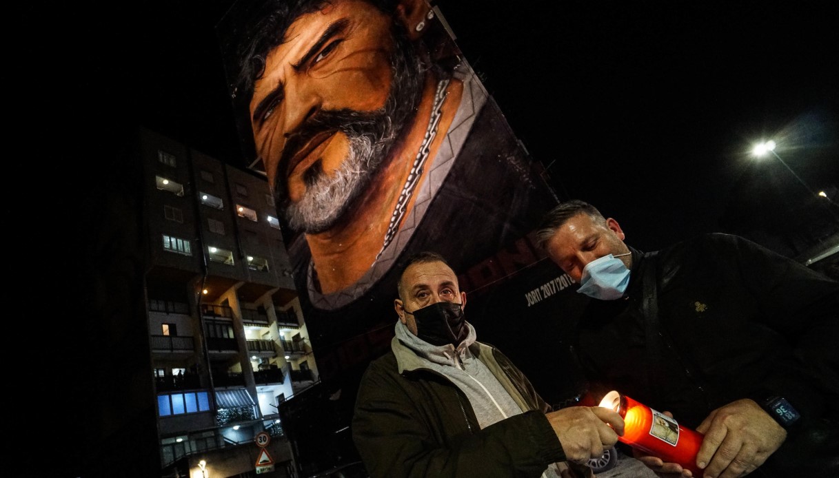 Maradona, lutto cittadino a Napoli, tifosi davanti ai murales