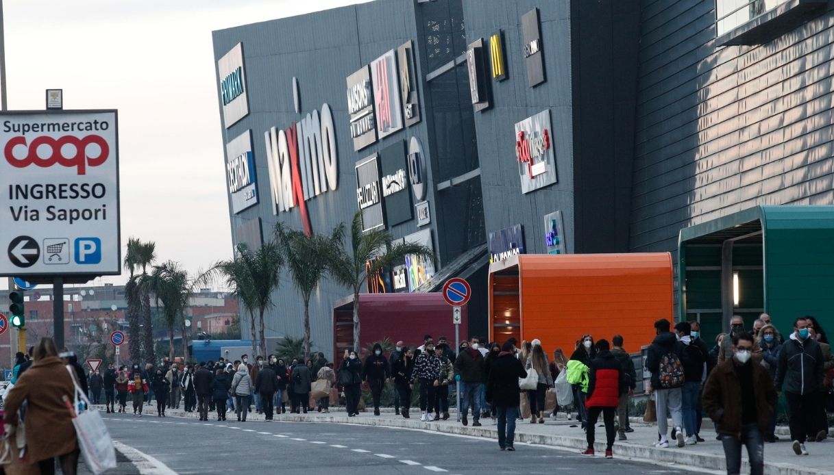 Roma, apre il centro commerciale Maximo: polemica assembramenti