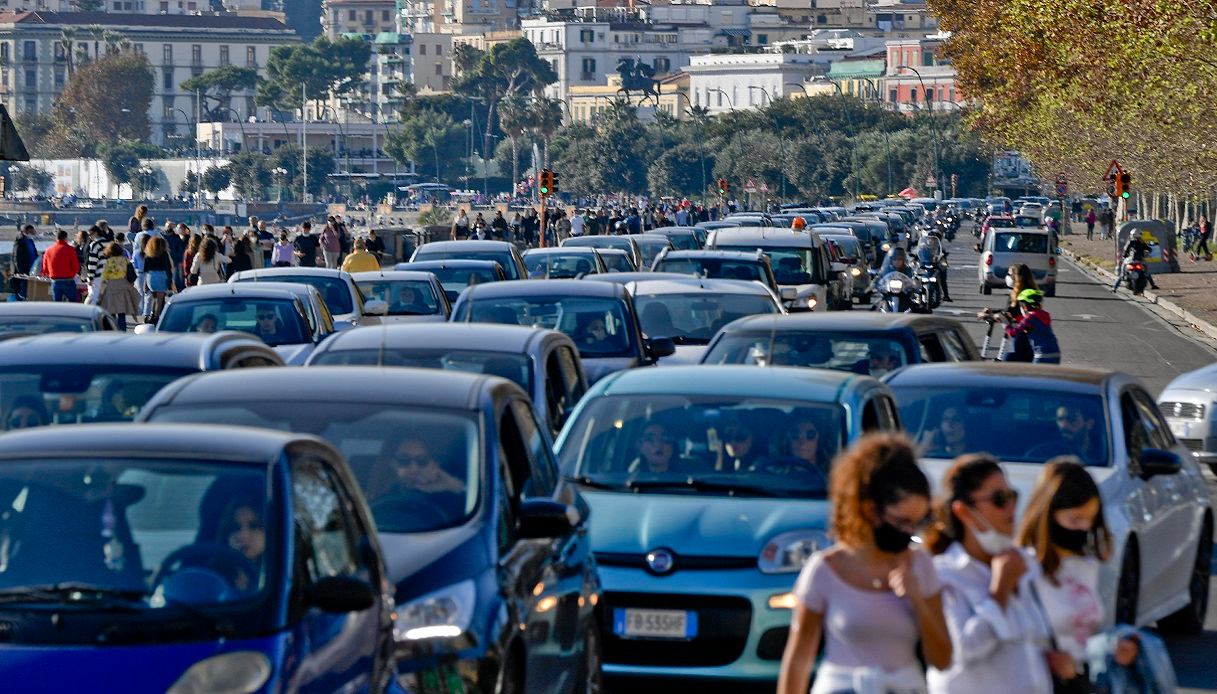 Napoli, il covid non ferma la voglia di uscire.